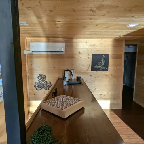 Le Wi-Fi haut débit et un espace de travail dédié chez Smile Awhile vous garantissent une connexion fiable pour le télétravail ou le streaming dans les forêts du Nord.
