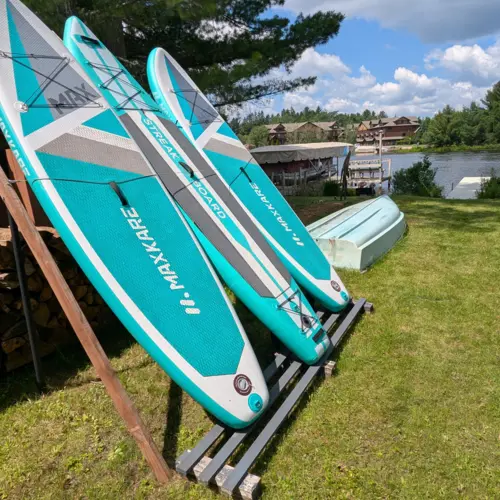 Autre option : Découvrez les forêts du Nord depuis l'eau grâce à nos canoës et kayaks disponibles sur place, pour des aventures lacustres amusantes pour toute la famille dans notre location de vacances.