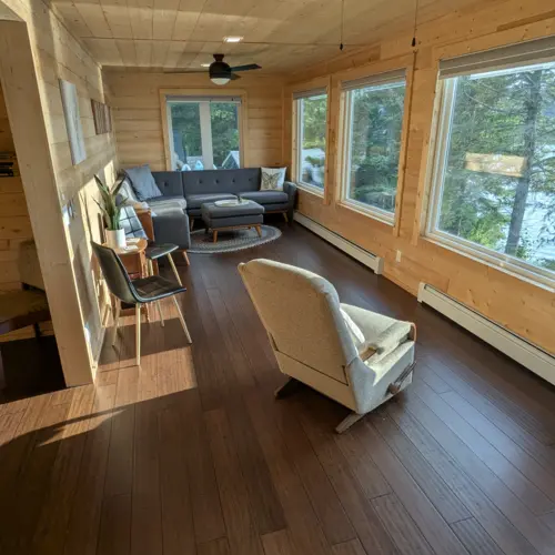 Notre location à Eagle River dispose d'une allée privée spacieuse, offrant suffisamment d'espace pour plusieurs véhicules, remorques à bateaux et porte-motoneiges.