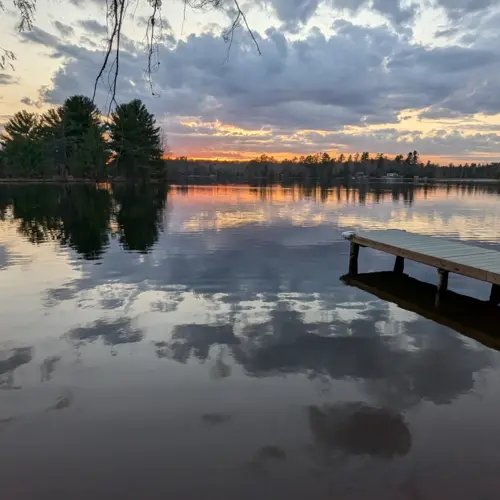 Navigation sur les lacs cristallins d'Eagle River, Wisconsin, avec accès direct à l'eau depuis notre quai privé à Smile Awhile.