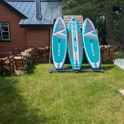 Des kayaks, des canoës et des planches à pagaie sont mis gratuitement à la disposition des clients de Smile Awhile, parfaits pour explorer les eaux calmes de l'Eagle River.